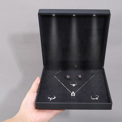 China Manufacturing Wholesale wysokiej jakości Led Biżuteria pudełko opakowanie Naszyjnik bransoletka Pierścień Biżuteria pudełko logo niestandardowe High End Czarny plastikowy Led Biżuteria pudełko ze światłem
