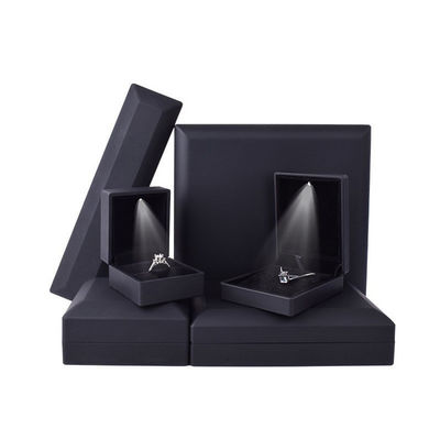 China Manufacturing Wholesale wysokiej jakości Led Biżuteria pudełko opakowanie Naszyjnik bransoletka Pierścień Biżuteria pudełko logo niestandardowe High End Czarny plastikowy Led Biżuteria pudełko ze światłem