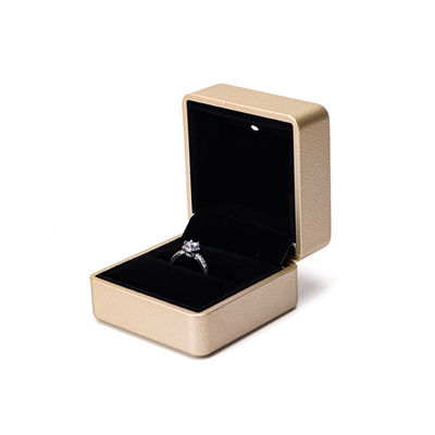 Pakiet biżuterii Hanhong Złota Skóra LED Ring Box z Silk Screen Print i światło