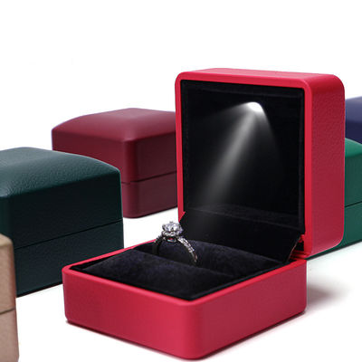 Pakiet biżuterii Hanhong Złota Skóra LED Ring Box z Silk Screen Print i światło