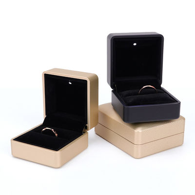 Hanhong Custom Ring Box z lekkim 6.5*6.5*4.5cm Wielkość Czarna skóra i aksamit
