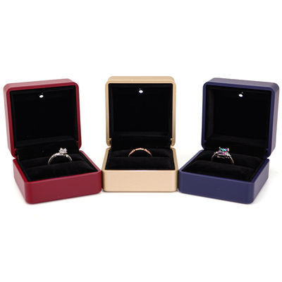 Hanhong Custom Ring Box z lekkim 6.5*6.5*4.5cm Wielkość Czarna skóra i aksamit