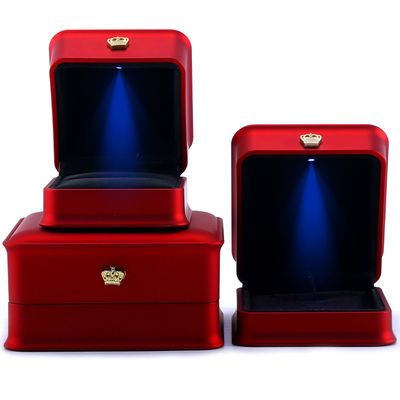 Pakiet biżuterii Hanhong Custom Luxury Crown LED Box dla bransoletek Naszyjników i Pierścieni