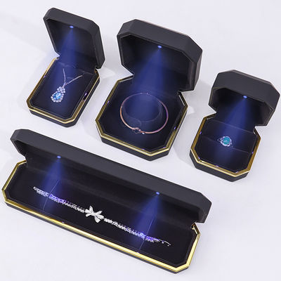 OEM ODM wysokiej klasy ręcznie robione czarne ośmiokątne pudełko na biżuterię z oświetleniem LED i aksamitną wkładką