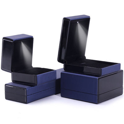 kupować Logo klienta LED Light Jewelry Box for Bracelet Naszyjnik i Pierścień w błękitnej skórze online manufacture