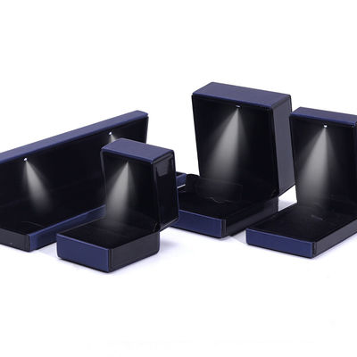 Logo klienta LED Light Jewelry Box for Bracelet Naszyjnik i Pierścień w błękitnej skórze