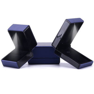 Logo klienta LED Light Jewelry Box for Bracelet Naszyjnik i Pierścień w błękitnej skórze