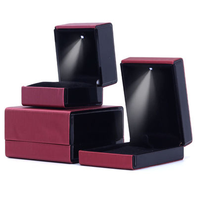kupować Hanhong Custom Logo LED Light Jewelry Box for Bracelets Naszyjniki i pierścienie w skórze online manufacture