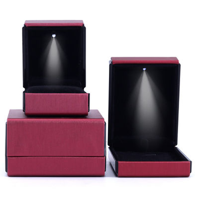 Hanhong Custom Logo LED Light Jewelry Box for Bracelets Naszyjniki i pierścienie w skórze