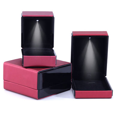 Hanhong Custom Logo LED Light Jewelry Box for Bracelets Naszyjniki i pierścienie w skórze
