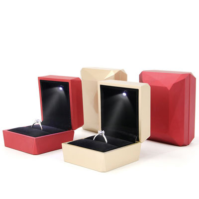 Hanhong Luxury Ring Box Custom Logo PU Plastic Białe Biżuteria Skrzynka do przechowywania z światłem LED