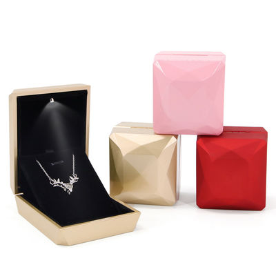 Hanhong Luxury Ring Box Custom Logo PU Plastic Białe Biżuteria Skrzynka do przechowywania z światłem LED