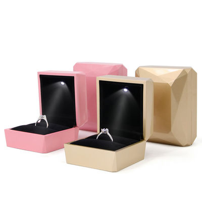 Hanhong Luxury Ring Box Custom Logo PU Plastic Białe Biżuteria Skrzynka do przechowywania z światłem LED