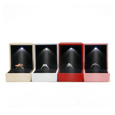 Hanhong Luxury Ring Box Custom Logo PU Plastic Białe Biżuteria Skrzynka do przechowywania z światłem LED
