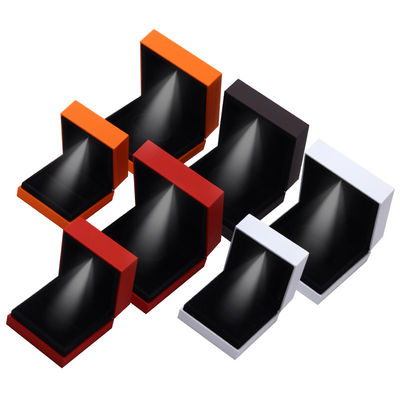 kupować 9*9*3.5cm Organizator pudełka biżuterii z logo Pieczone lakierowane Czarne LED Ring Box online manufacture