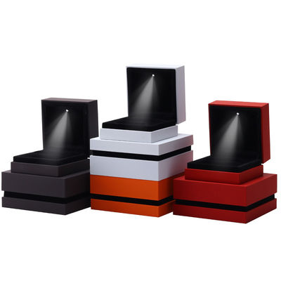 9*9*3.5cm Organizator pudełka biżuterii z logo Pieczone lakierowane Czarne LED Ring Box
