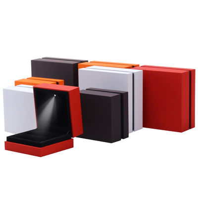 9*9*3.5cm Organizator pudełka biżuterii z logo Pieczone lakierowane Czarne LED Ring Box