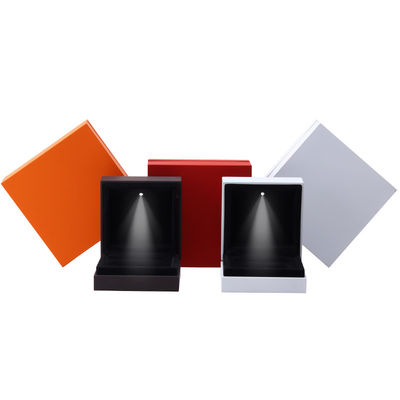 9*9*3.5cm Organizator pudełka biżuterii z logo Pieczone lakierowane Czarne LED Ring Box