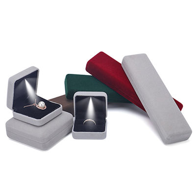 Hanhong Embossed Luxury LED Velvet Brown Jewelry Packaging Box Custom Ring Box z światłem