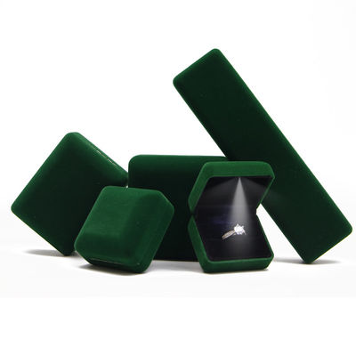 Niestandardowe LED Light Ring Box z zielonym aksamitem i embossingem logo Hanhong