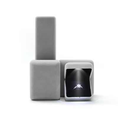 Niestandardowe LED Light Ring Box z zielonym aksamitem i embossingem logo Hanhong