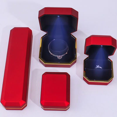 /wykonane ręcznie /czerwone ośmiokątne pudełko biżuterii /z złotym wykończeniem