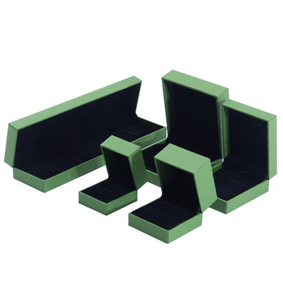 Ręcznie robione ekologiczne kartonowe pudełko na biżuterię w kolorze zielonym, z możliwością personalizacji