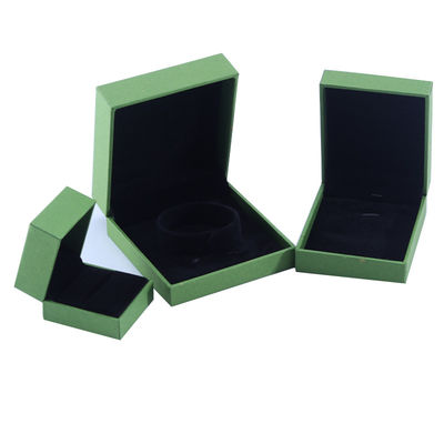 Ręcznie robione ekologiczne kartonowe pudełko na biżuterię w kolorze zielonym, z możliwością personalizacji