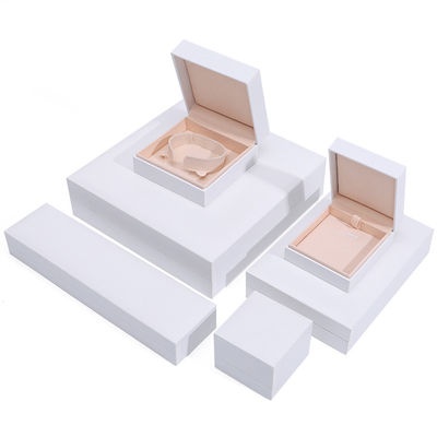 Kartonowy kwadratowy pudełko biżuterii Biały papier biżuterii Pudełko do bransolety Naszyjnik Pierścień opakowanie