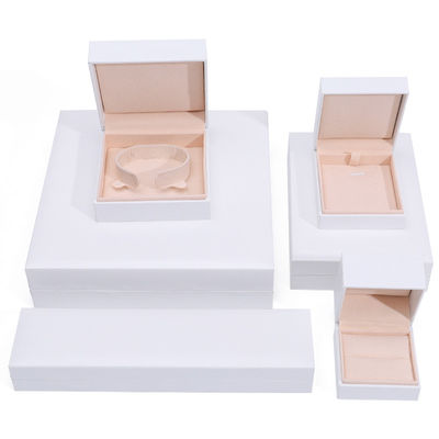 Kartonowy kwadratowy pudełko biżuterii Biały papier biżuterii Pudełko do bransolety Naszyjnik Pierścień opakowanie