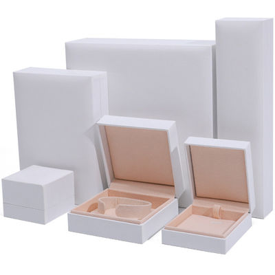 Niestandardowe 9x9x4cm Biżuteria Biały papier pudełko do bransoletki kolczyki Naszyjnik Pierścień opakowanie