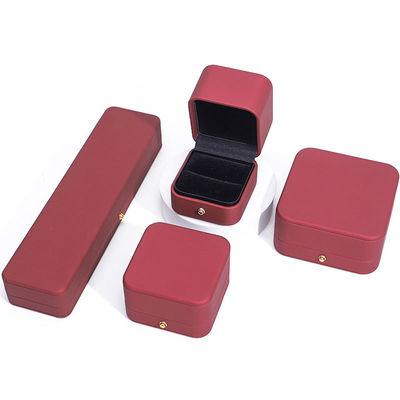 kupować Wind Red Sleek PU Skóra biżuteria Składnia opakowania pudełko z złotymi przyciskami ozdób online manufacture