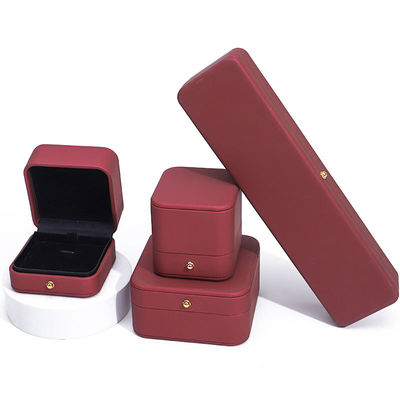 Wind Red Sleek PU Skóra biżuteria Składnia opakowania pudełko z złotymi przyciskami ozdób