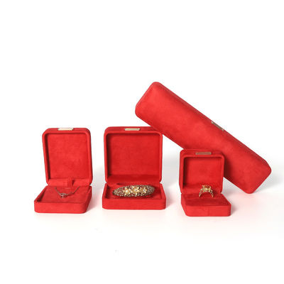 Sprzedaż hurtowa Produkcja luksusowa Biżuteria Skrzynka spersonalizowana Wysokiej klasy naszyjnik Bracelet Kolczyki Pierścień zestaw biżuterii Opakowanie aksamit czerwony Biżuteria skrzynka z logo