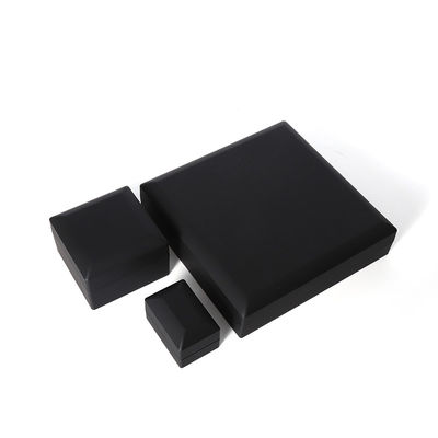China Manufacturing Wholesale wysokiej jakości Led Biżuteria pudełko opakowanie Naszyjnik bransoletka Pierścień Biżuteria pudełko logo niestandardowe High End Czarny plastikowy Led Biżuteria pudełko ze światłem