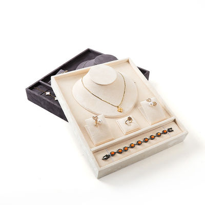 Konfigurowalne, wysokiej jakości aksamitne tace na biżuterię OEM, tace ekspozycyjne na zestawy biżuterii