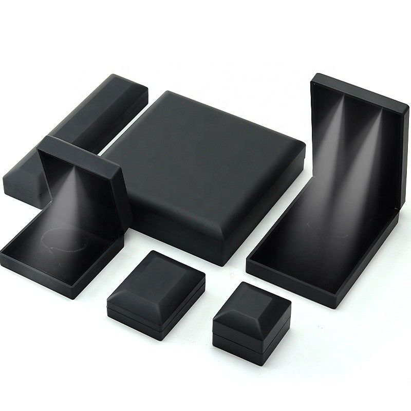 China Manufacturing Wholesale wysokiej jakości Led Biżuteria pudełko opakowanie Naszyjnik bransoletka Pierścień Biżuteria pudełko logo niestandardowe High End Czarny plastikowy Led Biżuteria pudełko ze światłem