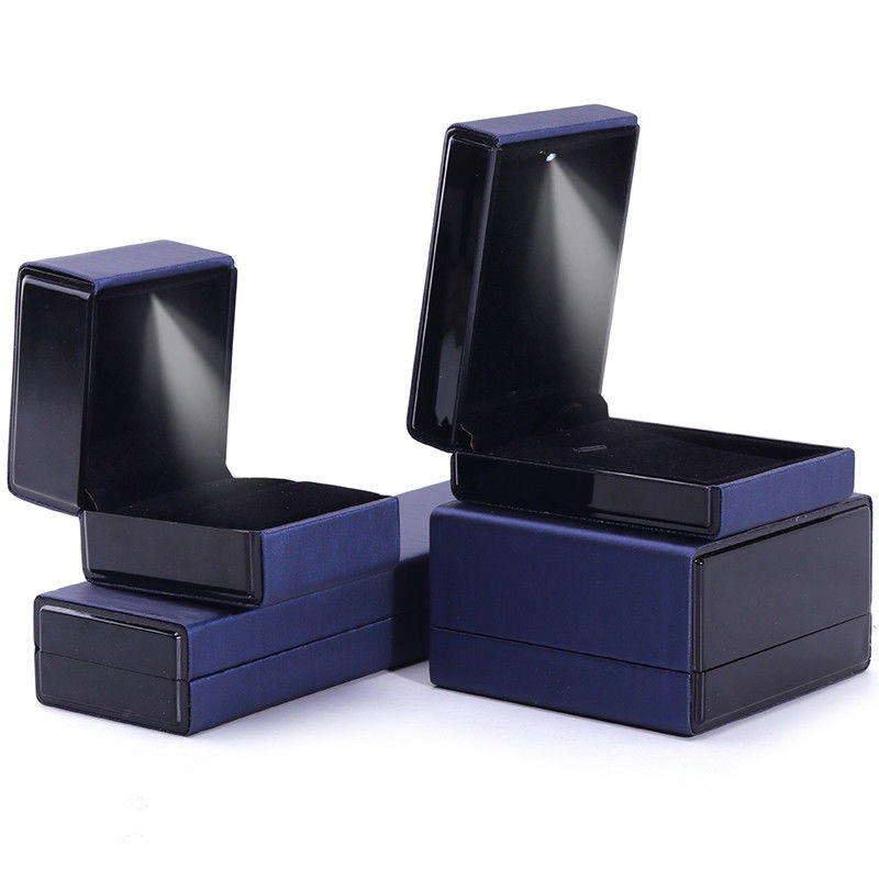 Logo klienta LED Light Jewelry Box for Bracelet Naszyjnik i Pierścień w błękitnej skórze