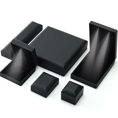 China Manufacturing Wholesale wysokiej jakości Led Biżuteria pudełko opakowanie Naszyjnik bransoletka Pierścień Biżuteria pudełko logo niestandardowe High End Czarny plastikowy Led Biżuteria pudełko ze światłem