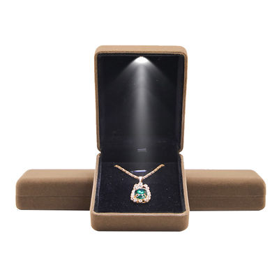 Hanhong Embossed Luxury LED Velvet Brown Jewelry Packaging Box Custom Ring Box z światłem