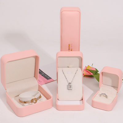 Produkcja hurtowa Biżuteria Premium Opakowanie pudełko Personalized Custom logo Naszyjnik Bracelet Kolczyki Pierścień Opakowanie Różowa Skóra Biżuteria pudełko
